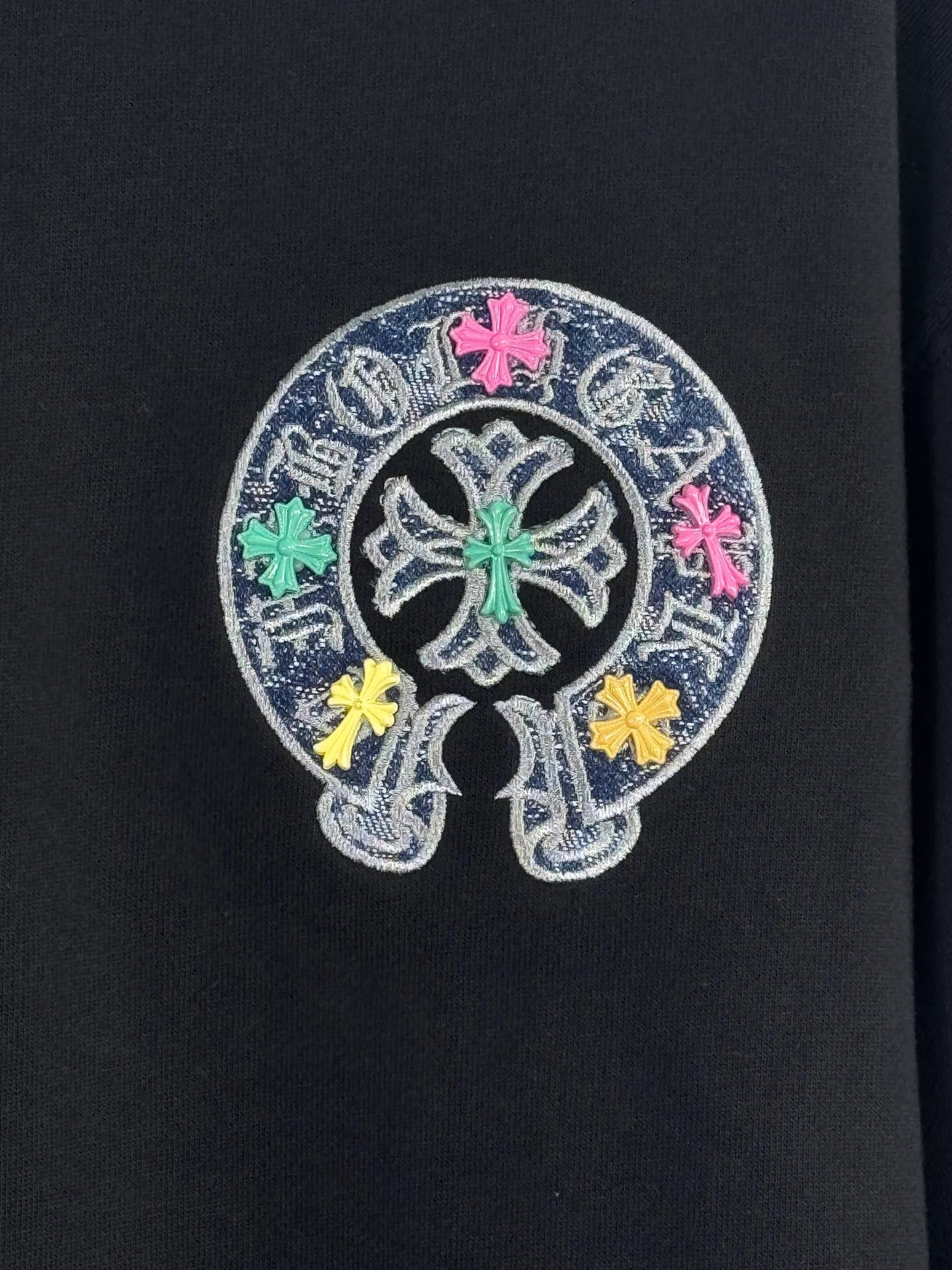 P270 top version, real shot without P, ​​different from market currency) 𝗖𝗵𝗿𝗼𝗺𝗲 𝗛𝗲𝗮𝗿𝘁𝘀/Cro Heart 2025 denim patch embroidery autumn and winter new original single counter American laser burnt 3D three-dimensional color embroidery couple casual sweatshirt 👑The highest version! Customized fabric 430g tripe terry fabric! American acid washed distressed original denim with burnt flowers ✟appliqué embroidery and exquisite embroidery of letters! The best-selling model in the counter, very comfortable to wear. Accessories: original molded and authenticated collar label➕100% silk wash label. Genuine purchase-grade original hangtag➕matching hanging rope➕3D hanging beads➕original packaging bag. Craftsmanship: The original version has consistent wiring! The highest version of the armhole matching technique! Color: White Black Size: S M L XL Style No.: 25-302